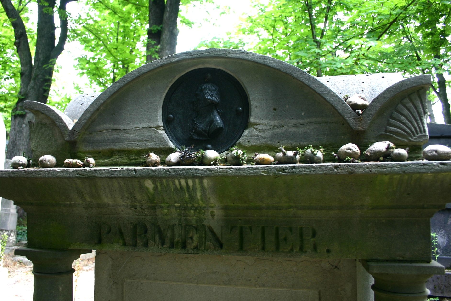 Antoine-Augustin%20Parmentier%27s%20tomb%2C%20Pere%20Lachaise%20Cemetery%2C%20Paris%20-%2002.JPG